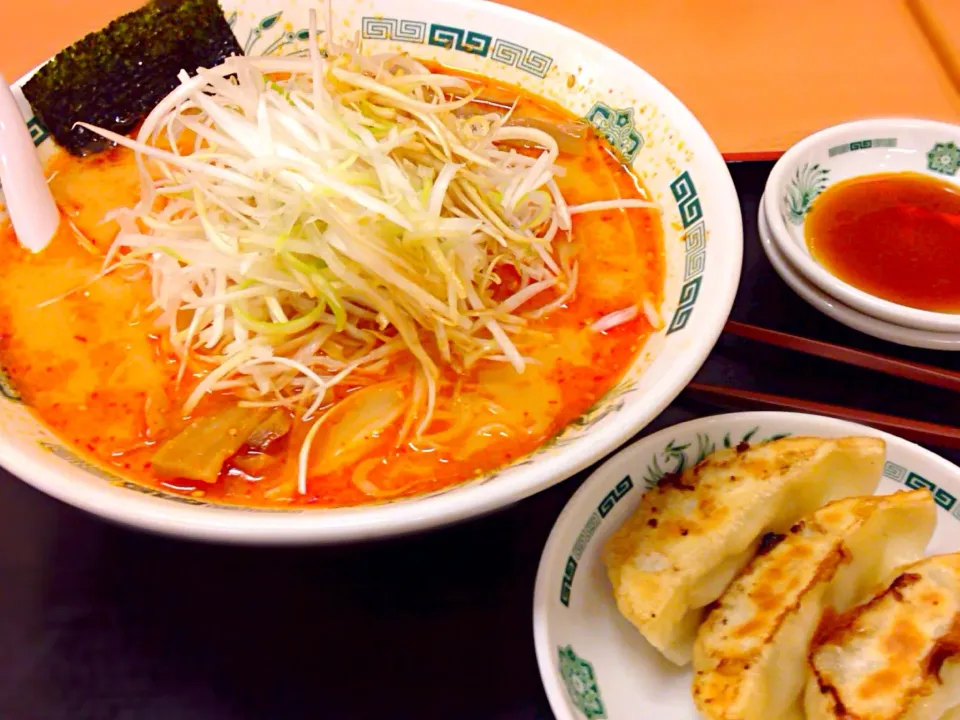 ピリ辛トンコツネギラーメン・半餃子@日高屋|やまなつさん