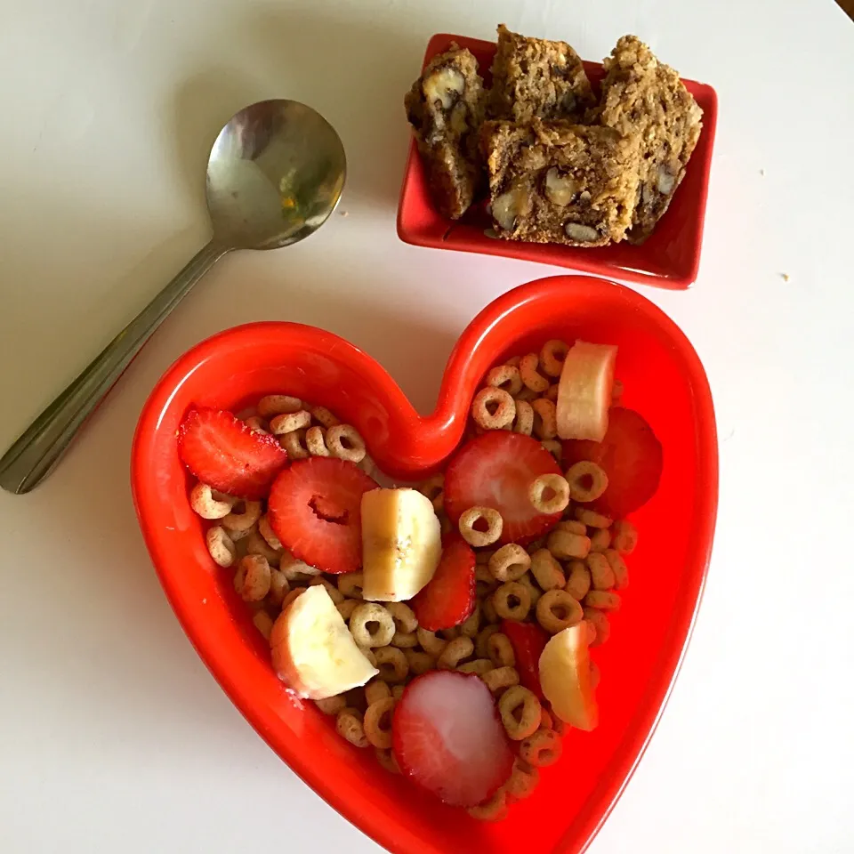 Cheerios with almond milk and banana bread bites|victoria valerioさん