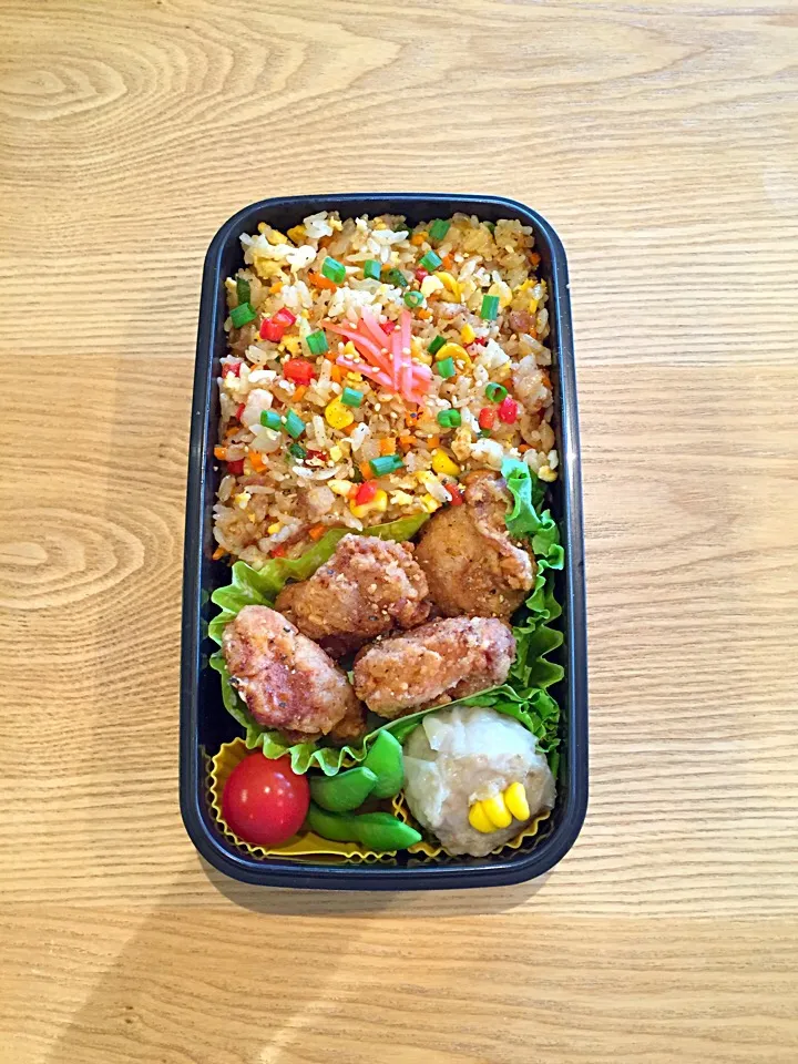 Snapdishの料理写真:チャーハン唐揚げ＊弁当♪|hiromiさん