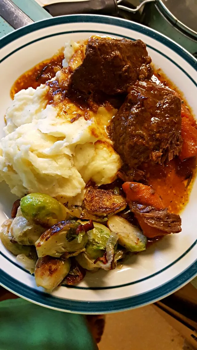 Snapdishの料理写真:Dr. Pepper braised short ribs
sour cream mashed potatoes
bacon brussels|Ashle Carpenterさん