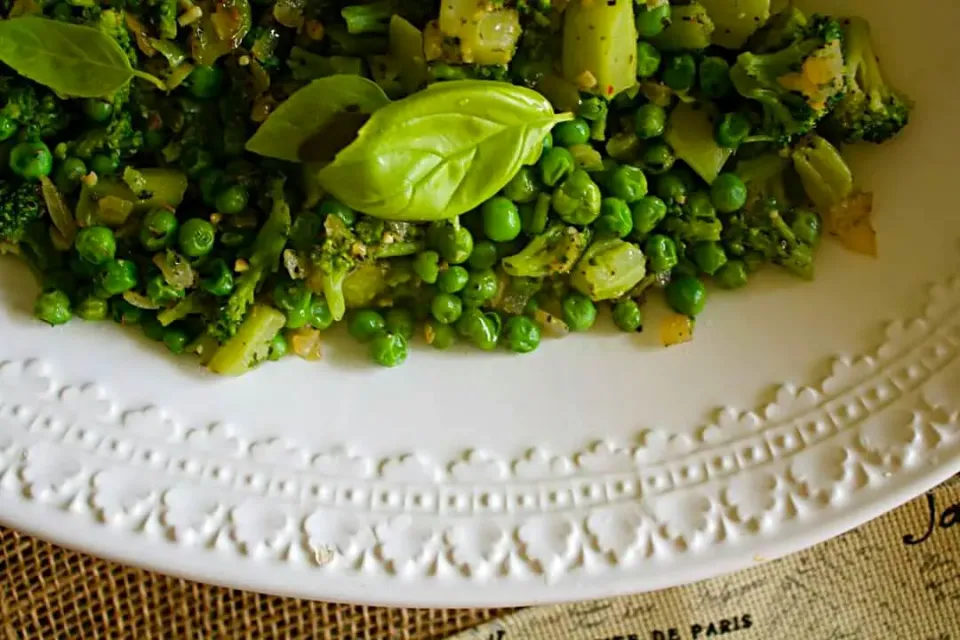 Broccoli and Peas with onions and garlic. Lots of herbs and seasoning is the trick. Your kids will eat this for sure.|lisaさん