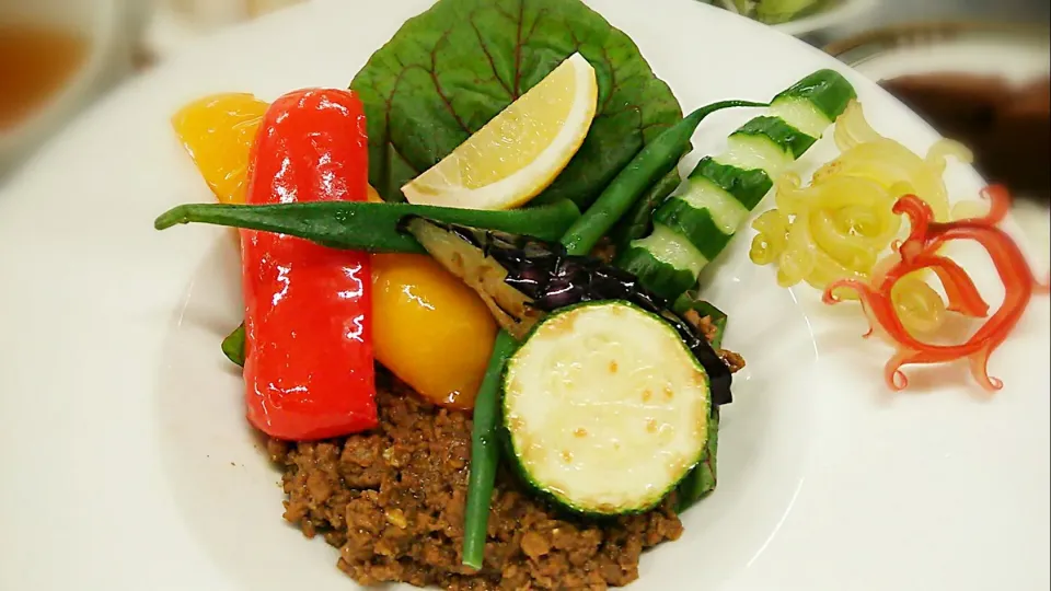 Snapdishの料理写真:今日、夏の野菜を盛りだくさん野菜不足を補いましょう👍
夏野菜のキーマカレー♪|Yutaka Sakaguchiさん