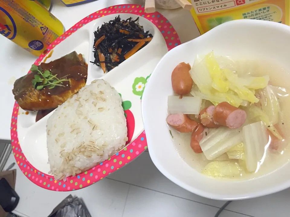 Snapdishの料理写真:サバの味噌煮、ひじき、麦ごはん、コンソメスープ！|ぽちさん