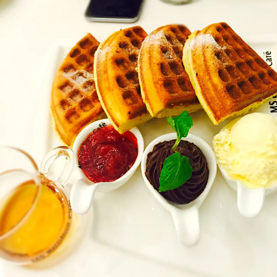 Waffles🍯🍯🍯一大早就这么想吃甜食可怎么办|CissyWYDさん