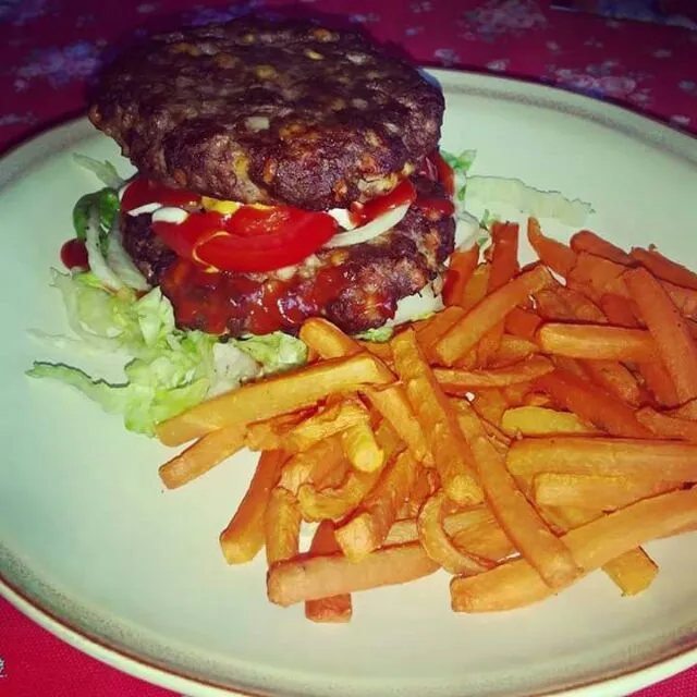 bunless cheddar onion burger with carrot fries|CHUENCHAIさん