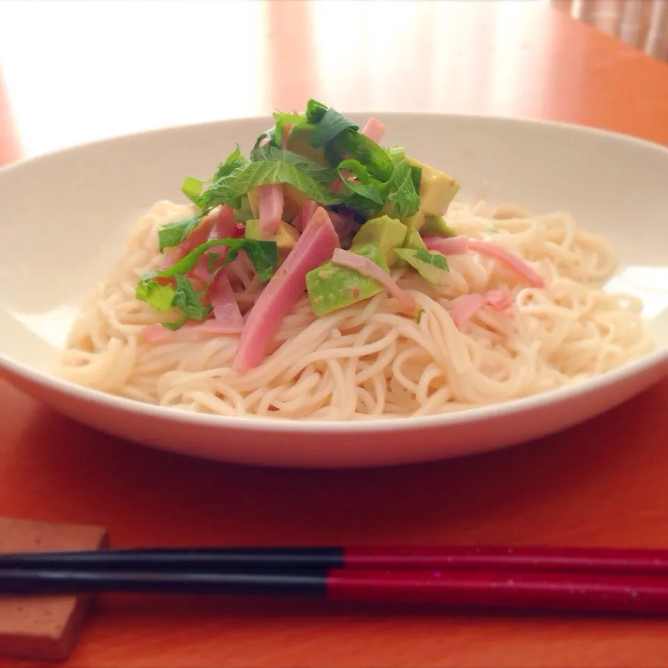 Snapdishの料理写真:アボカドたっぷりそうめん♪|wakana.tumuさん