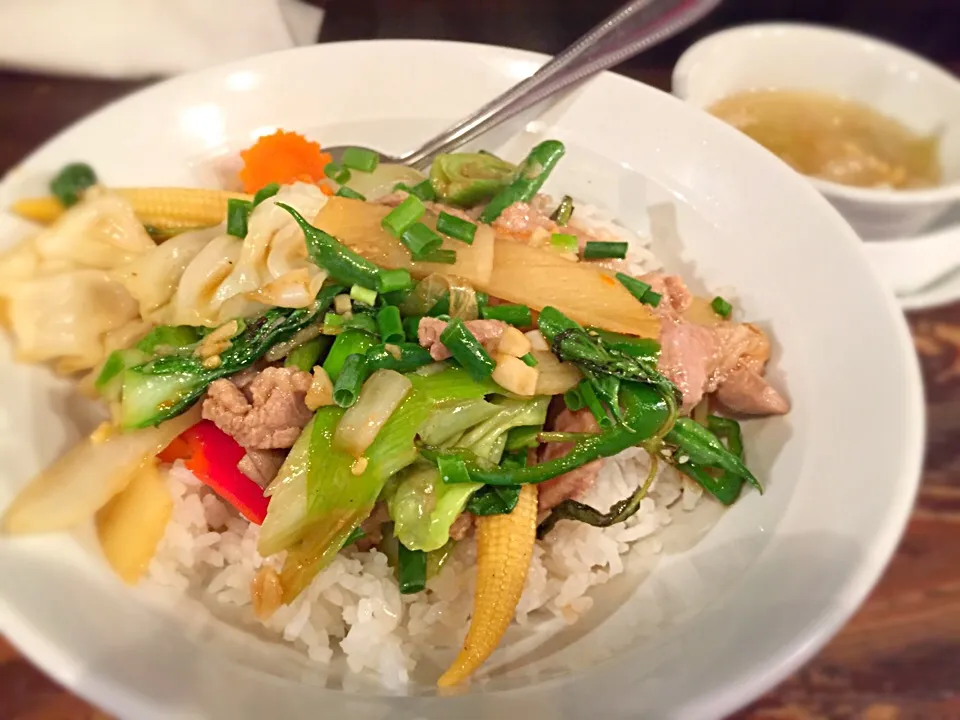 豚肉の唐辛子炒め丼（タイ料理）|mayuさん