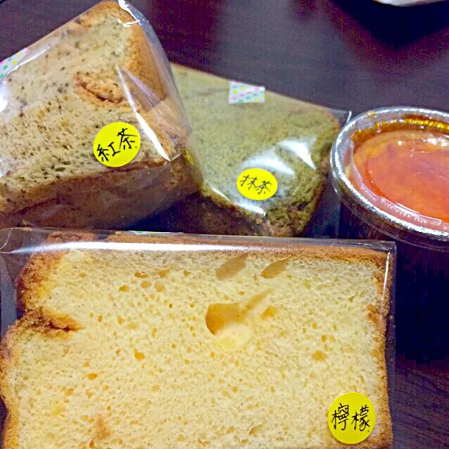 Snapdishの料理写真:シフォンケーキとプリン|Maaai_iaaaMさん