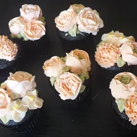 butter cream flowers on top of chocolate cupcakes|sarah kangさん