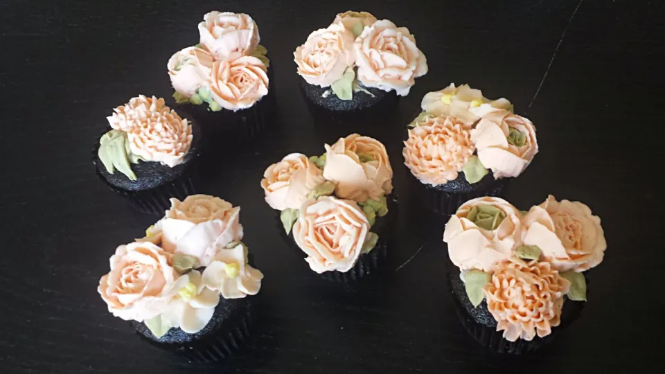 Snapdishの料理写真:butter cream flowers on top of chocolate cupcakes|sarah kangさん