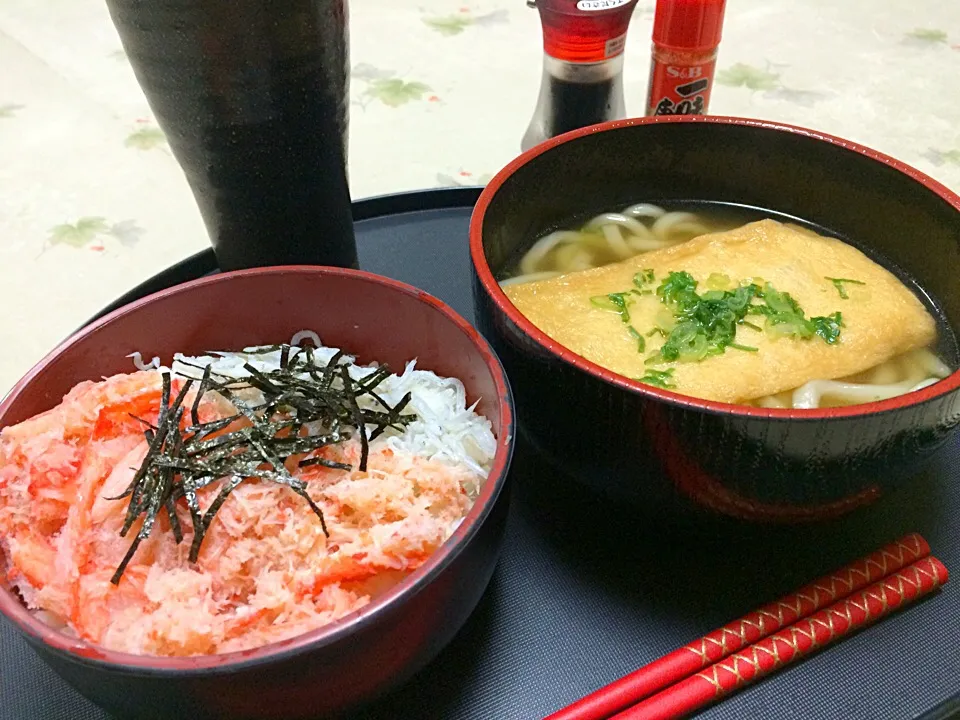 時間がなくてカニ&しらす丼と、きつねうどん定食❤️|makoさん