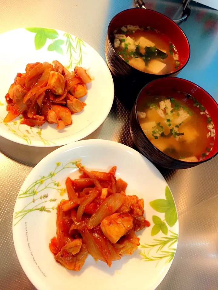 Snapdishの料理写真:鶏肉のトマトバジル炒め 味噌汁|Ａｋａｒｉ♡さん