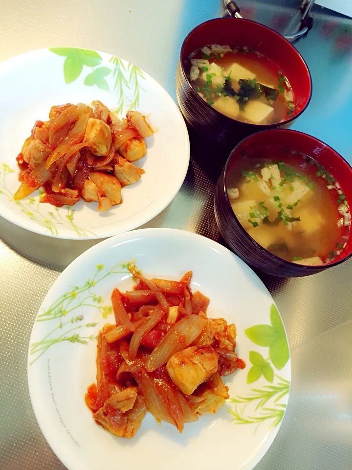 Snapdishの料理写真:鶏肉のトマトバジル炒め 味噌汁|Ａｋａｒｉ♡さん