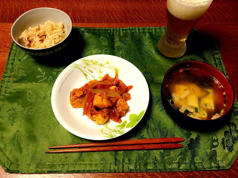 Snapdishの料理写真:鶏肉のトマトバジル炒め 炊き込みご飯 味噌汁 ビール|Ａｋａｒｉ♡さん