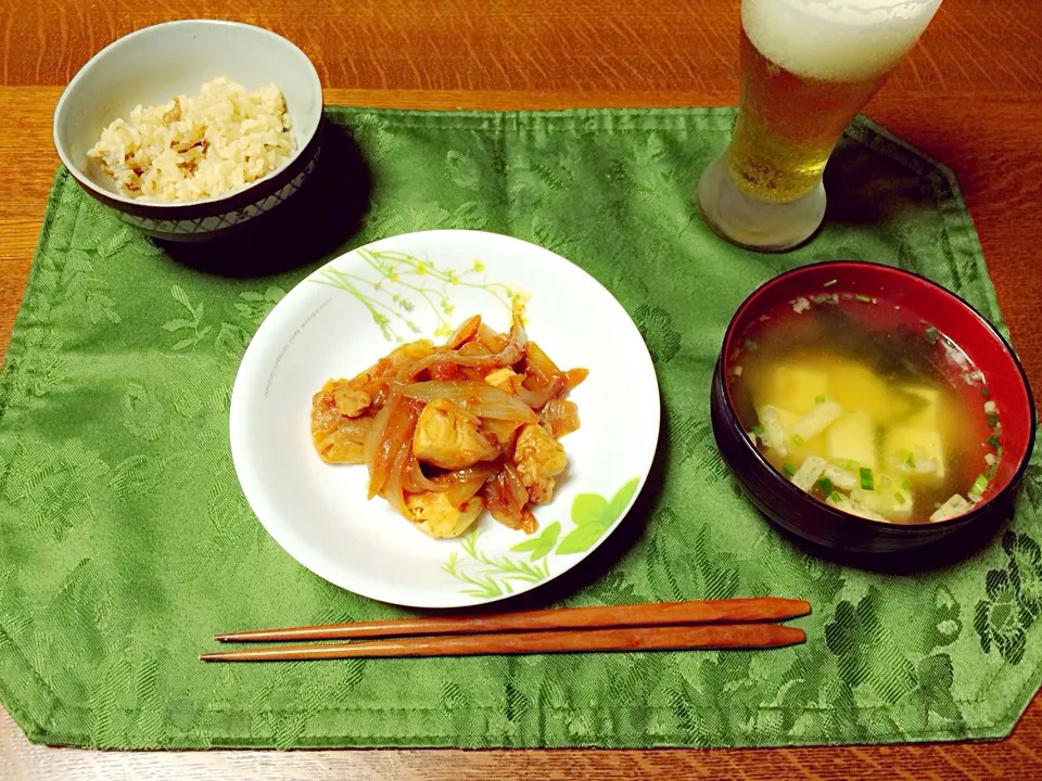 Snapdishの料理写真:鶏肉のトマトバジル炒め 炊き込みご飯 味噌汁 ビール|Ａｋａｒｉ♡さん