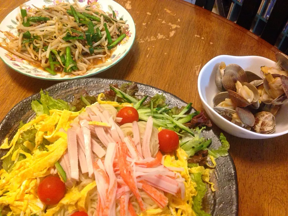 Snapdishの料理写真:ムスメと2人で食べるのに麺が1玉しかなかった冷やし中華を野菜で嵩増しラーメンサラダ、アサリの酒蒸し、モヤシとニラの味噌炒め|さんだーさん