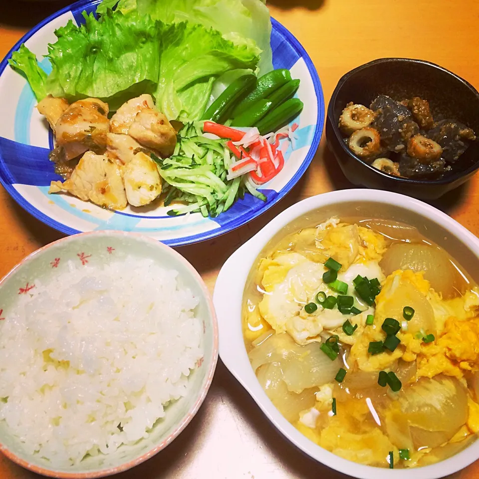 Snapdishの料理写真:鶏胸肉のネギポン酢炒め、蒟蒻の味噌炒め煮、新玉ねぎこトロトロスープ|eomoioさん