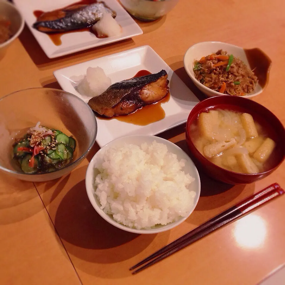 ブリの照り焼き、春雨と挽肉の炒め物、胡瓜ともずくの酢の物、玉葱と油揚げの味噌汁|はるさん