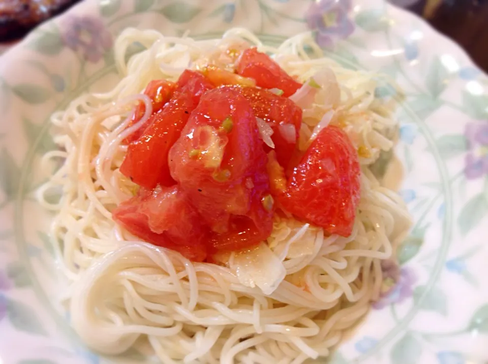 ソーメンにトマト🍅乗っけ😋|アライさんさん