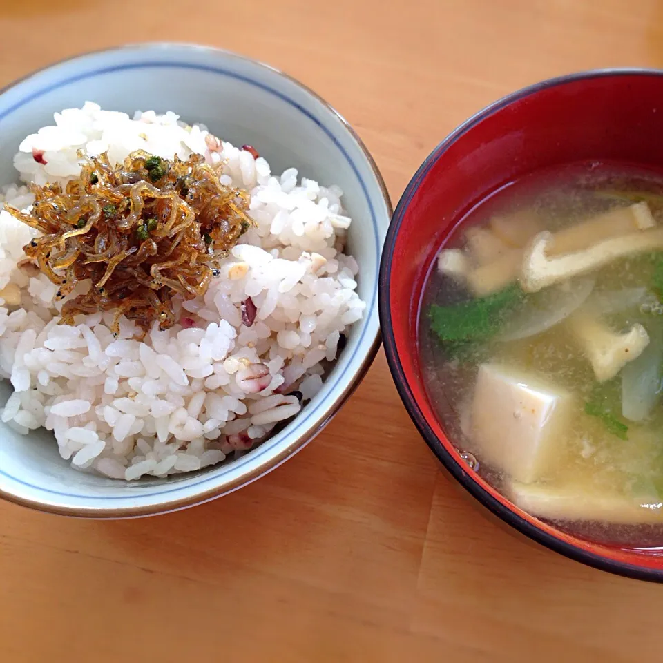 朝ごはん🍚30種類の雑穀米にのっけたちりめん山椒&味噌汁|Yu Yu mamaさん