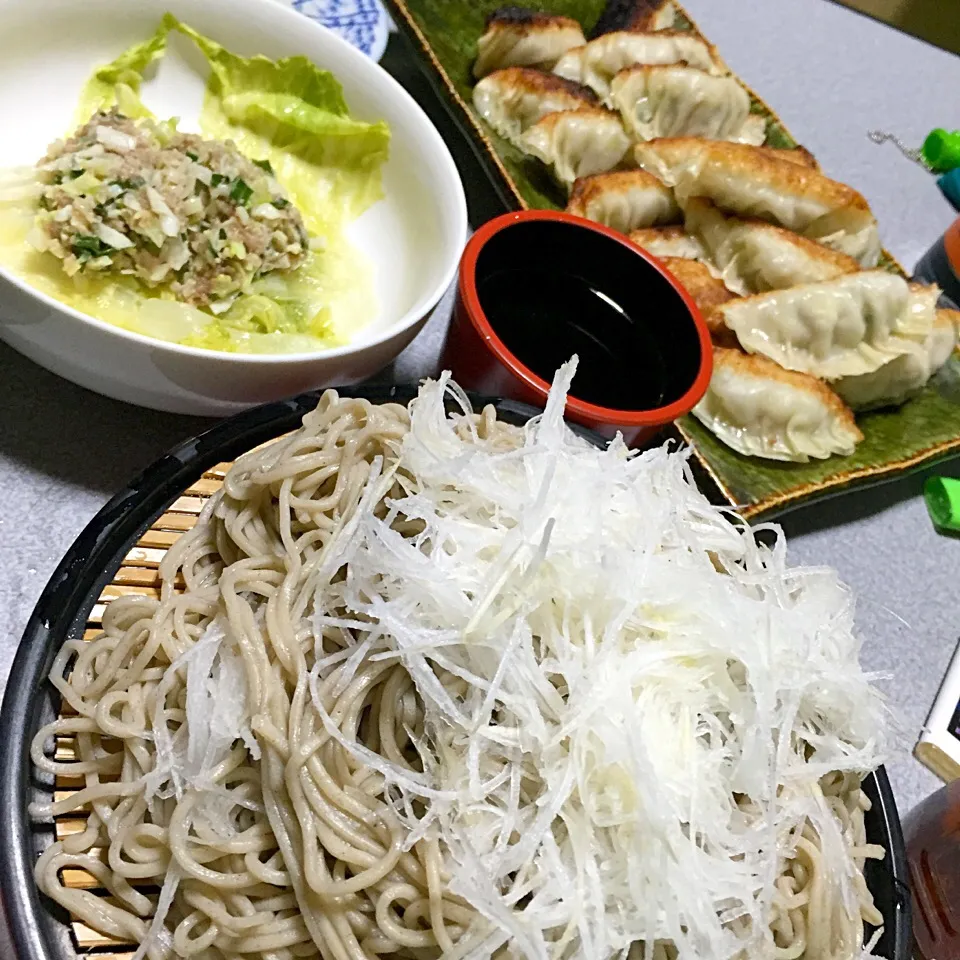 Snapdishの料理写真:大盛り大根そば、ちょっと大きめ餃子、余った餃子の具ww|ms903さん