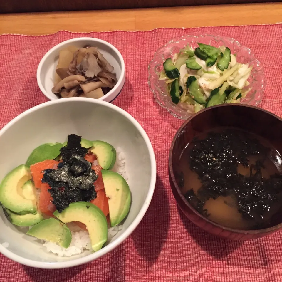 サーモンアボカド丼、塩ダレ野菜のせ豆腐、大根の煮物、海苔の味噌汁。|∞sai∞さん