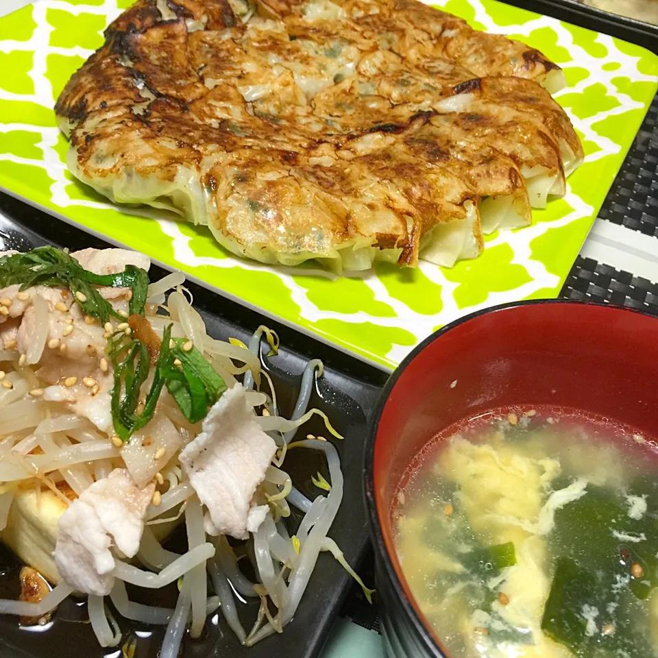 餃子☆豆腐ステーキ冷しゃぶのせ☆わかめスープ|MEGUMIさん