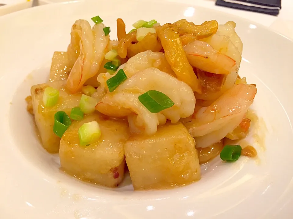 Snapdishの料理写真:Sautéed turnip cake with shrimps & dried prawns|Sky Blueさん