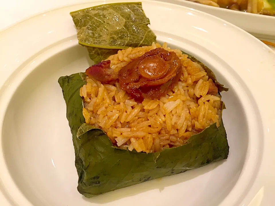 Steamed rice with whole abalone wrapped in lotus leaf|Sky Blueさん