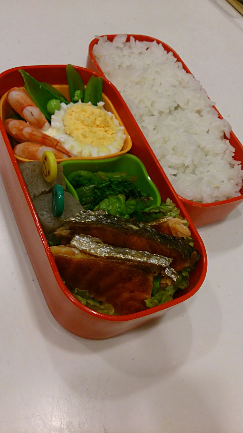 Snapdishの料理写真:今日のお弁当。
鮭塩焼・えび・ゆで卵・スナップえんどう・こんにゃく煮物・リーフレタスのカラシあえ|ゆかさん