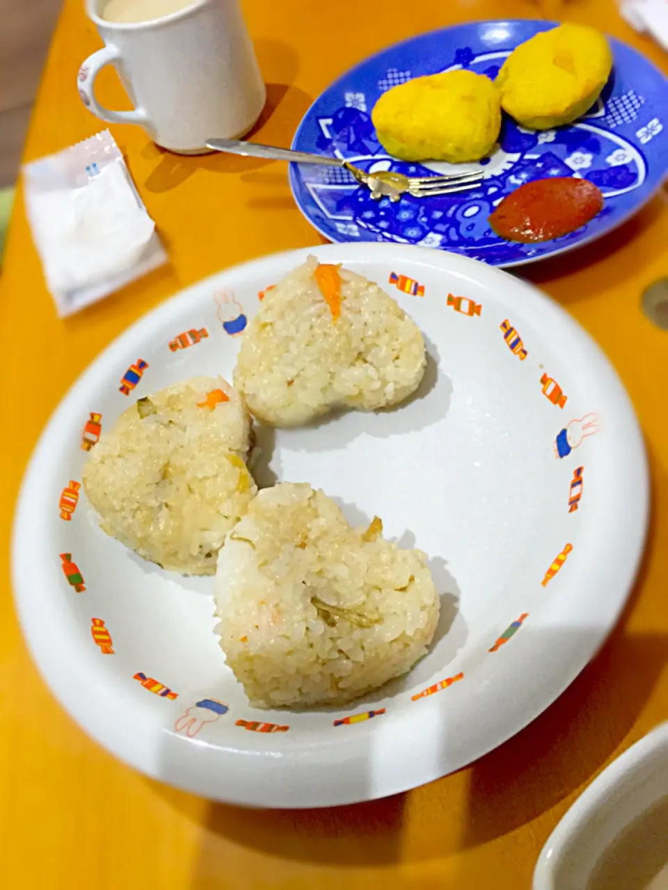 鶏牛蒡お結び🍙、チキンナゲット  バジルトマトソース添え、カフェラテ☕️|ch＊K*∀o(^^*)♪さん