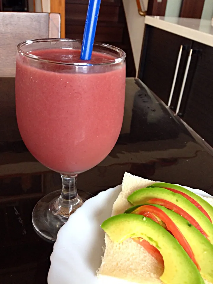 Acai smoothie & avocado sandwich|viviさん