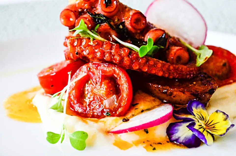 Octopus, grilled and cooked low temperature with in a tomato sauce.|chef louisさん