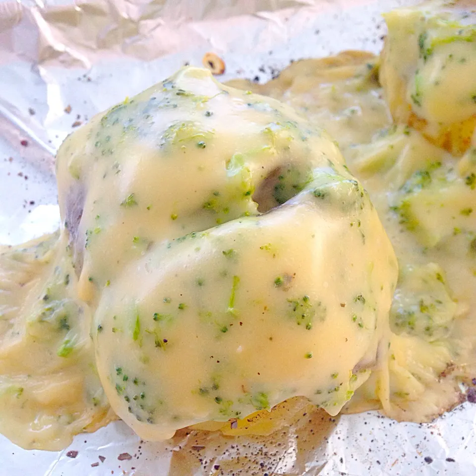 Baked Potato With Broccoli Cheese Sauce|Maria Sofia Jonanovicさん