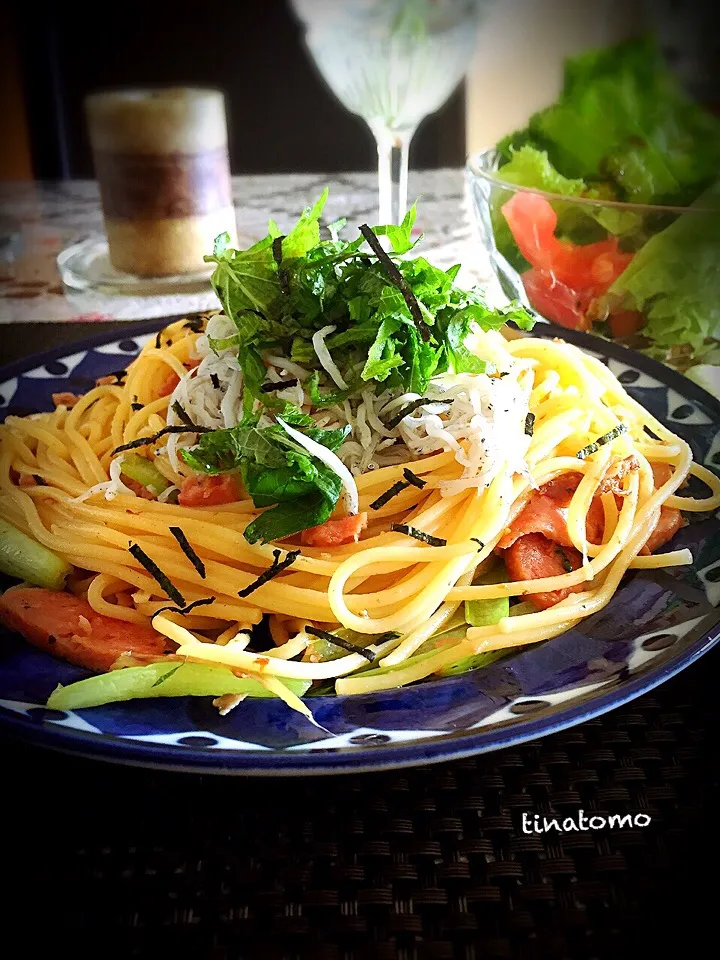 スパムとミョウガ、小松菜でバター醤油パスタ！シラスと大葉乗せ、ラー油かけてなパスタ！|Tina Tomoko😋さん