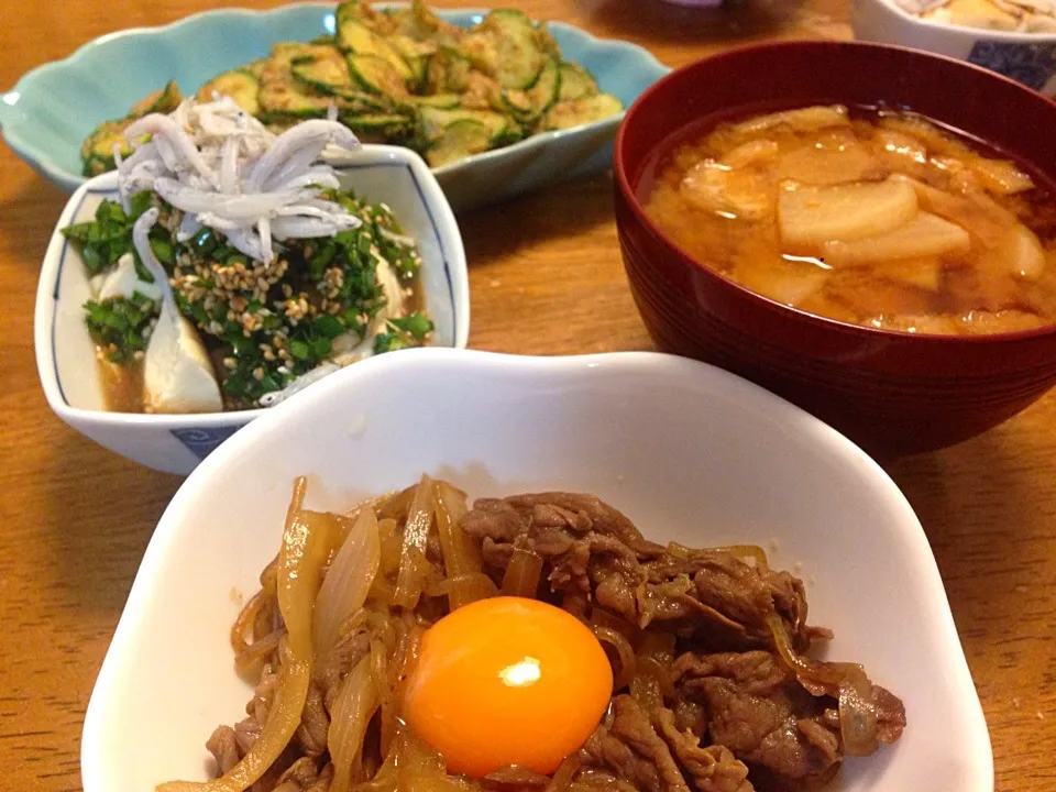 牛皿、冷奴ニラたれかけ、カブの味噌汁、キュウリの胡麻味噌オカカ和え|さんだーさん