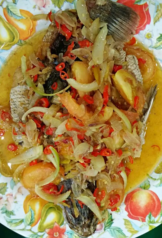 Snapdishの料理写真:Barramundi with Sliced Cili Padi ( Bird's Eye Chilli) & Onion Sauce|FooDin'sさん