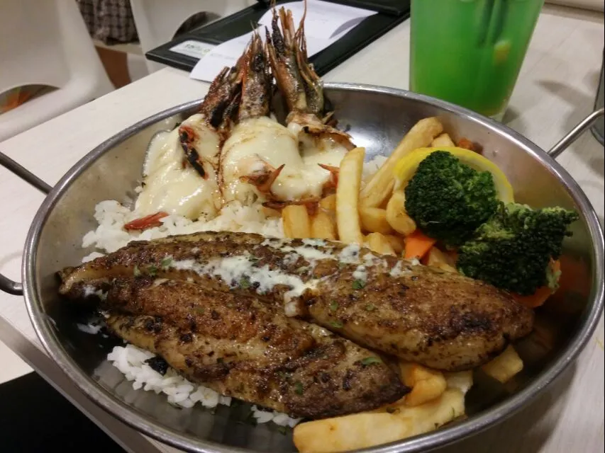 Grilled Prawn & Fish with Butter Rice @ Manhattan Fish|FooDin'sさん