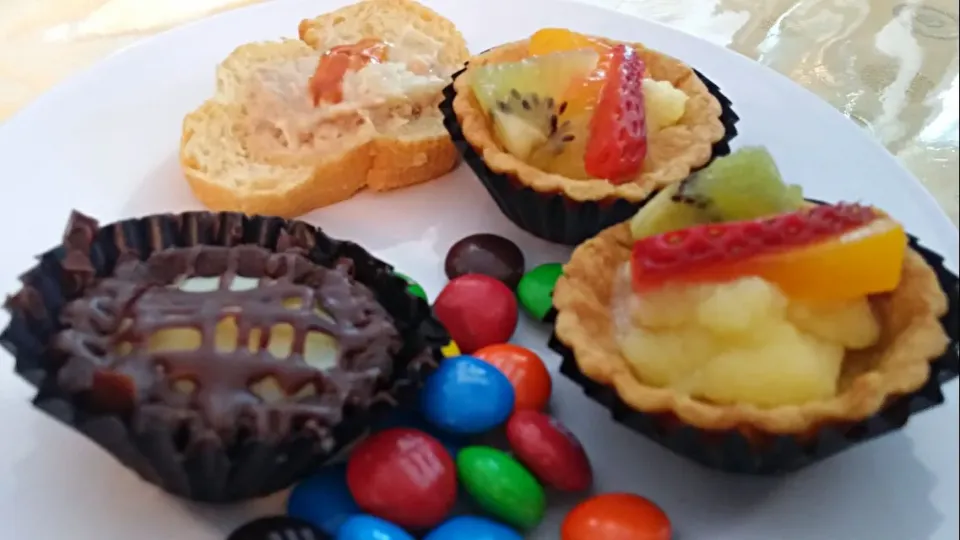 Fruit Tart, Chocolate Tart & Canape|FooDin'sさん