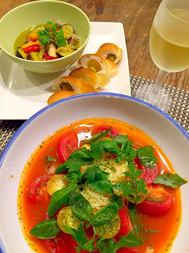 Snapdishの料理写真:今日は1人ご飯💛トマトラーメン🍅レンコンと夏野菜のアヒージョ💛|まみりんごさん