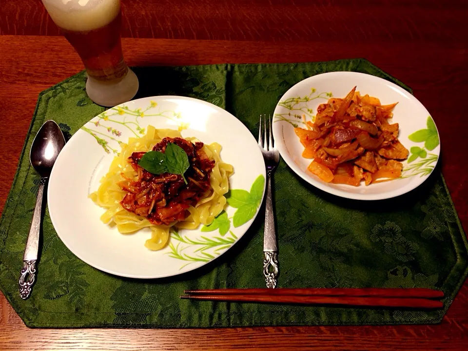 フェットチーネ生パスタ〜ベーコン、挽肉、トマトソース、紫玉ねぎ、えのき入り〜 豚肉のコチュジャン炒め〜紫玉ねぎと手作り玉ねぎ入り〜|Ａｋａｒｉ♡さん