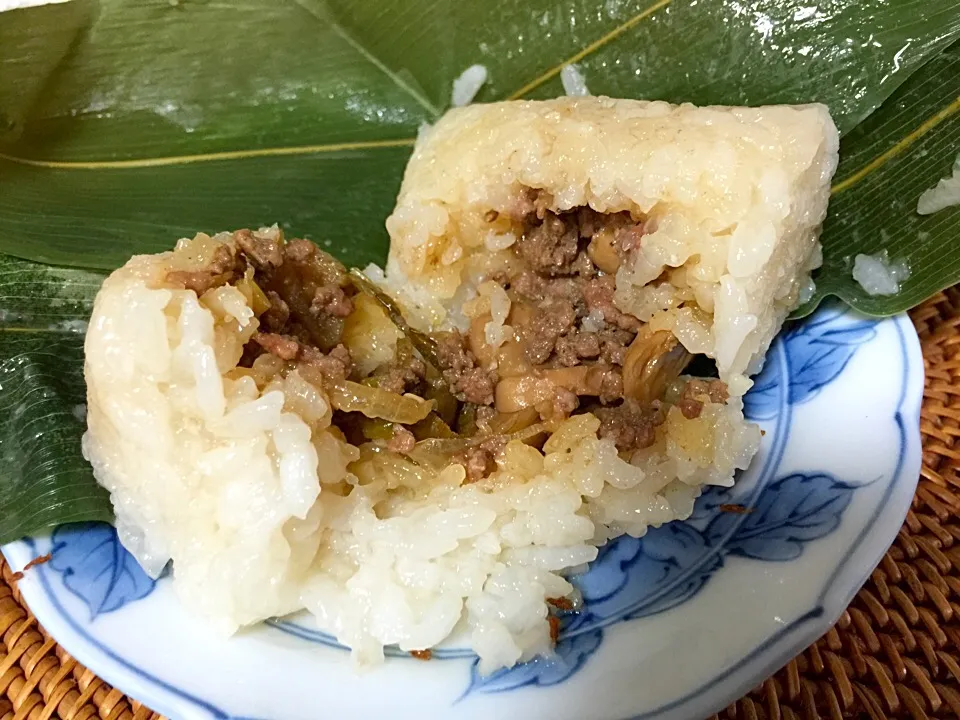 Snapdishの料理写真:Bacang daging sapi (チマキ)|yeni kartikasariさん