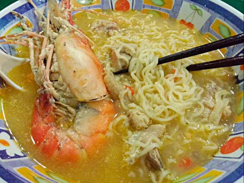 Instant Noodle Soup with Tiger Prawn|FooDin'sさん