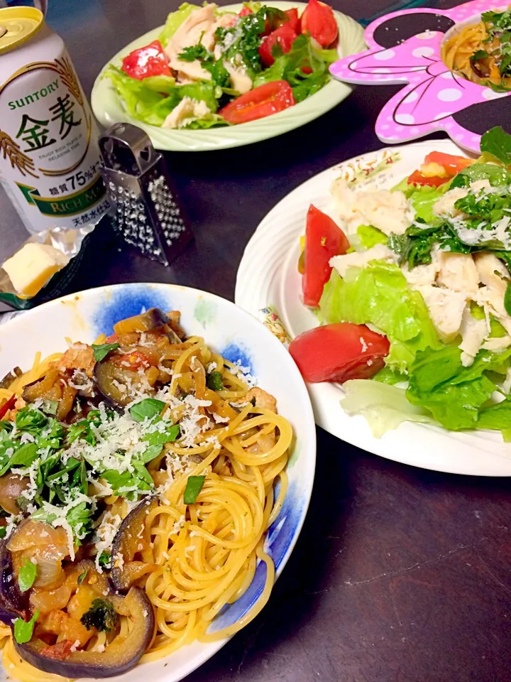 庭で採れたハーブとナスのスパゲッティとハーブとレモンチキンのサラダ☺️|めぐりんさん