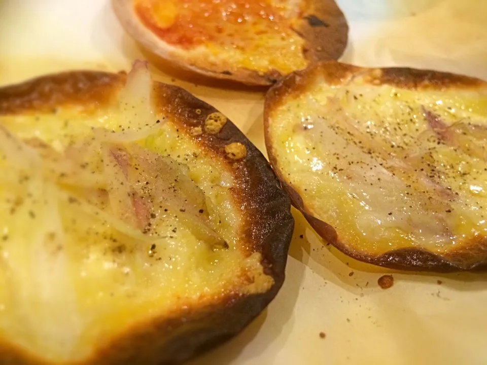 チーズとミョウガの餃子の皮ピザ|acoさん