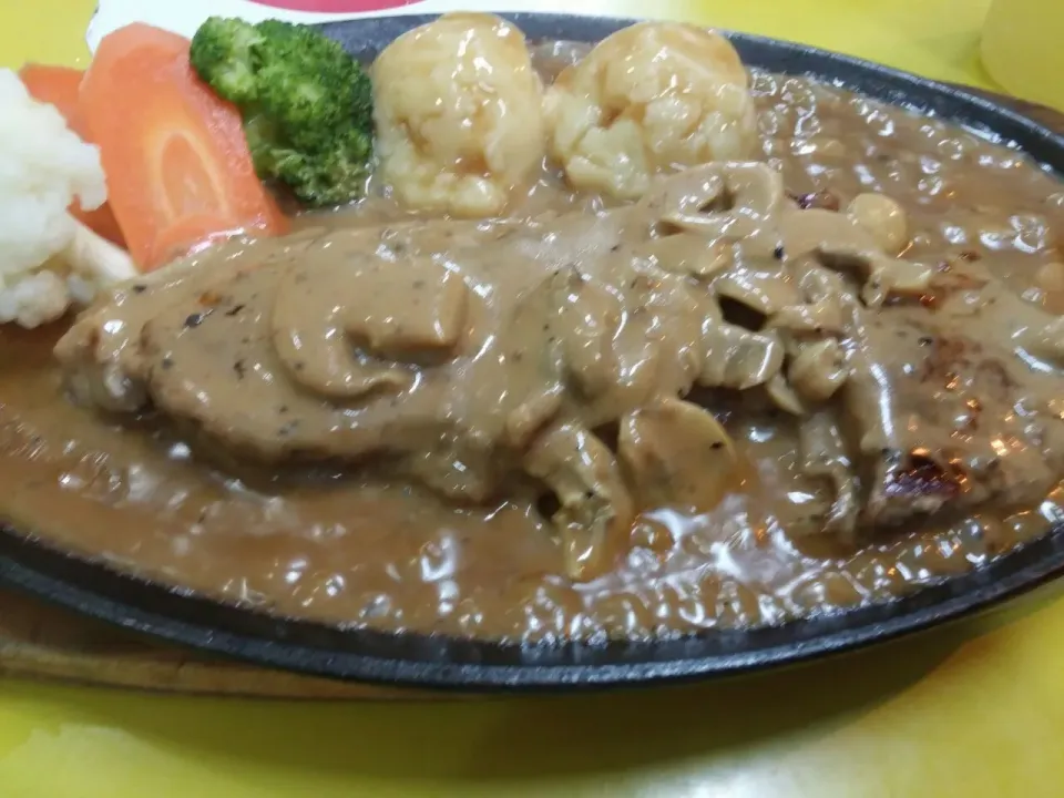 Sirloin Steak with Mushroom Sauce|FooDin'sさん