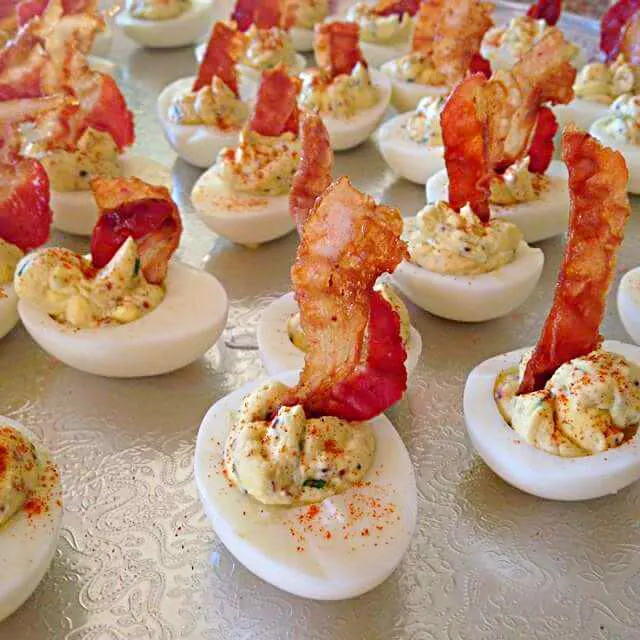 breakfast deviled eggs with bacon|CHUENCHAIさん