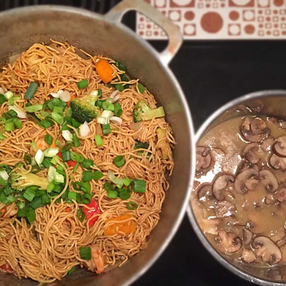 Snapdishの料理写真:Shrimp Veggie Chow Mein. Side Buttery Garlic Mushrooms.|T.E.Dennisさん