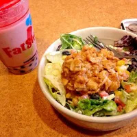 BRQ chopped salad & strawberry with banana bubble smoothie! 💖|karen guevaraさん