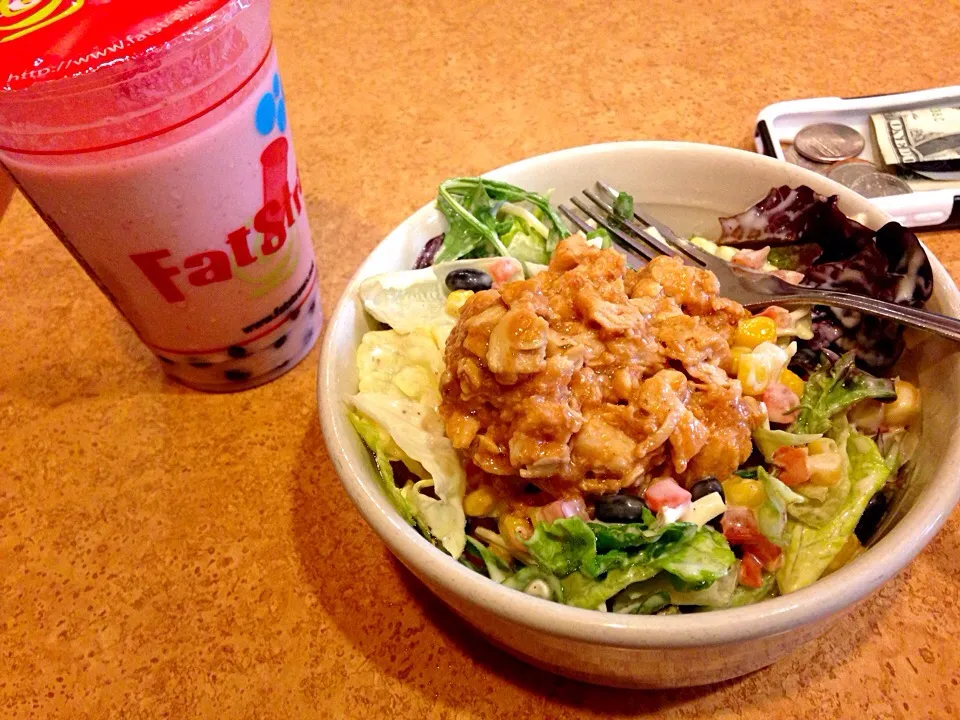 BRQ chopped salad & strawberry with banana bubble smoothie! 💖|karen guevaraさん